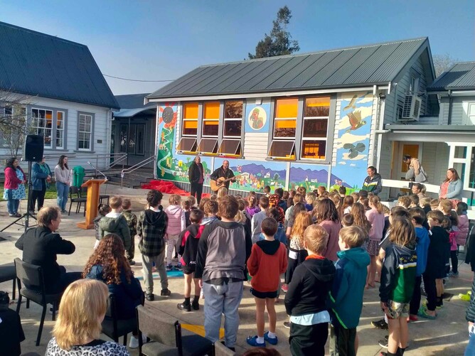 Ngāhinapōuri School Mural