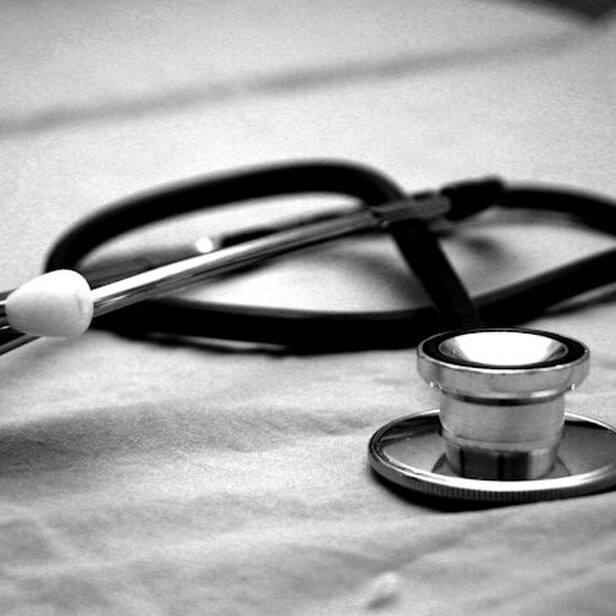 A black and white image of a stethoscope.