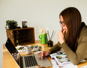 Here&rsquo;s 5 signs it&rsquo;s time to increase your pricing as a freelancer - and how to do it!
