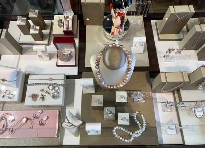 30% OFF SELECTED JEWELLERY! *ONE CABINET ONLY*