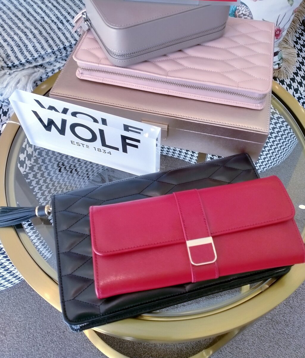 We sell jewellery cases for all your precious jewellery! Midas