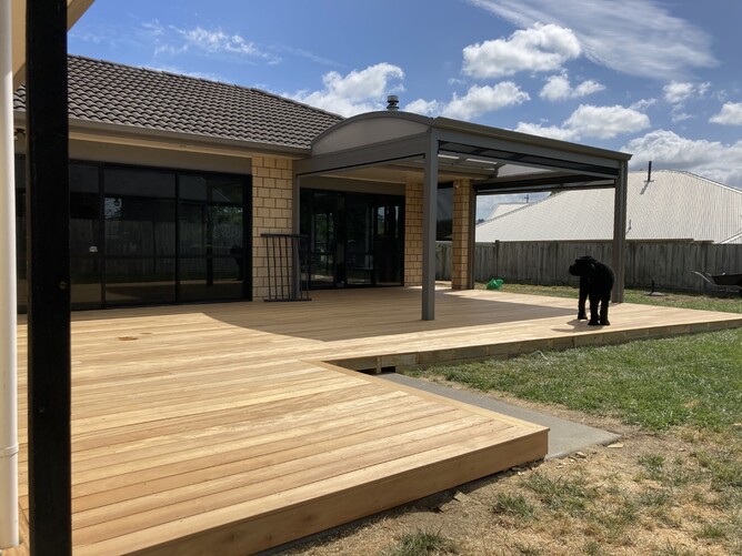 Image: Garapa decking with pergola