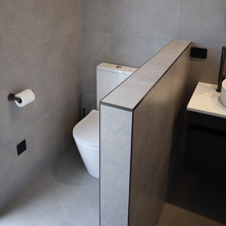 Image of modern tiled kitchen back splash. Tiling service by Cosmic Tiling. Waikato.