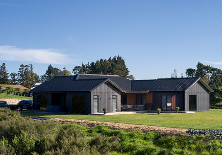 Luxury country home rural Waikato &ndash; open‑plan home and landscaped surroundings