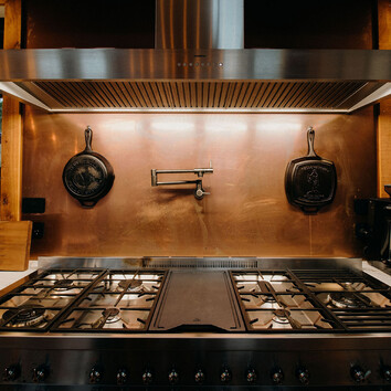 larger gas cooker top with copper splashback