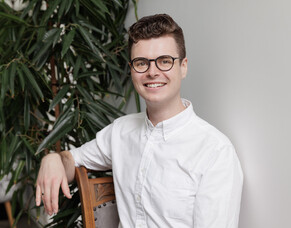 Time to update your corporate headshots? I&rsquo;m here to help!