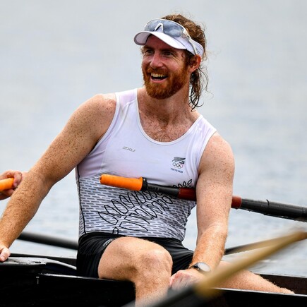 SK Rowing, skrowing, Shaun Kirkham Tokyo Olympic gold medalist holding rowing boat on his shoulder. Rowing mentoring, Corporate speaking, Team culture builder