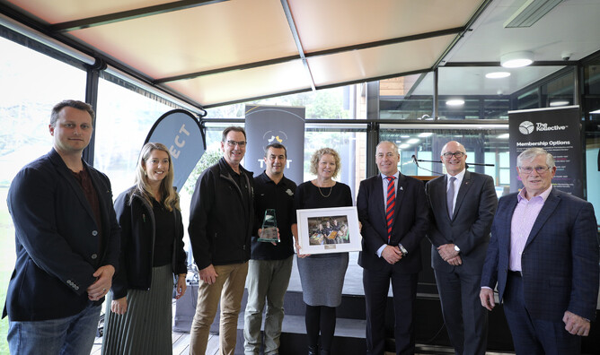 The Good Neighbour team receive Sustainable Future Award from Mayors