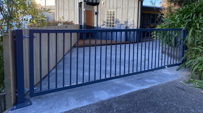 Gate on sloping driveway by Alted in Tairua