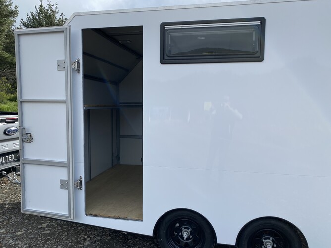 Side door access custom 3.6m tandem axle enclosed trailer