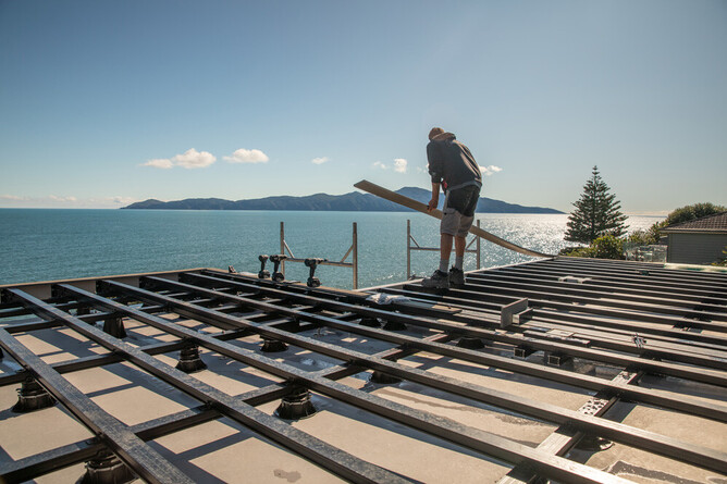 Continuous-channel UNEX Panorama frameless glass balustrade fixed to TreadTech deck system.