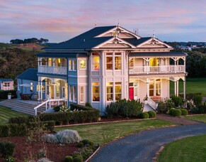 Huntly House - Clarks Beach Legacy All Of Her Own