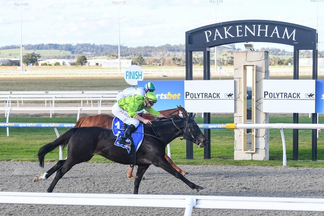 Diamondsandbubbles winning at Pakenham on Friday. Photo: Natasha Morello (Racing Photos)