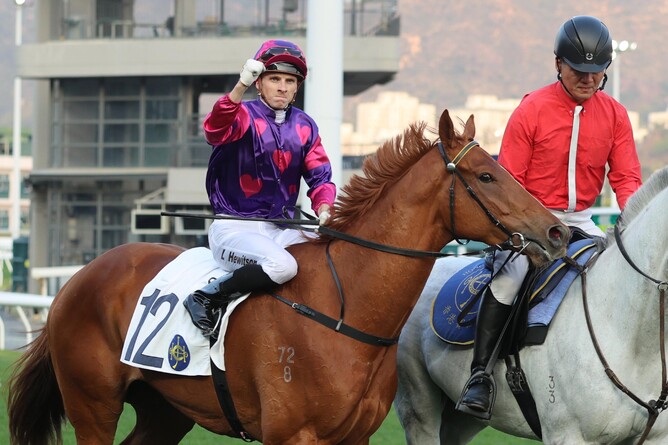 Lyle Hewitson returns to scale on Ching - Photo: HKJC Twitter