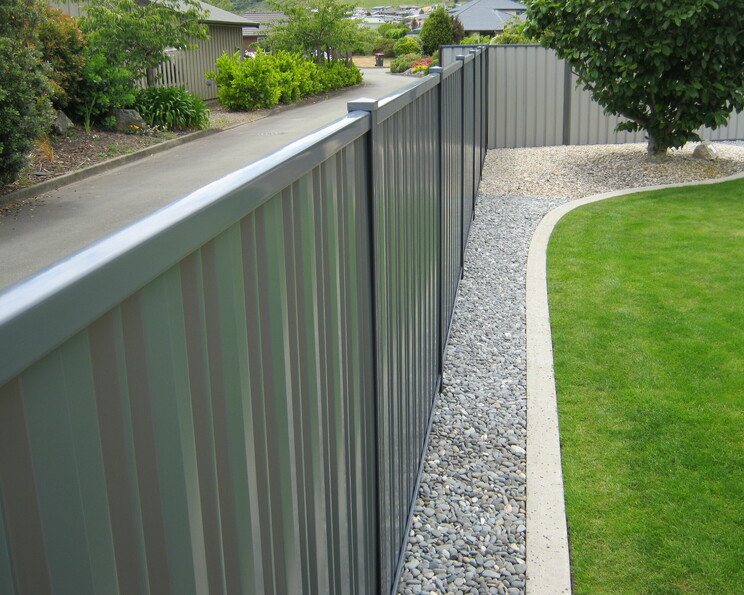 photo of a tidy and private grass area, with Moduline boundary fencing with a screen panel fill for privacy