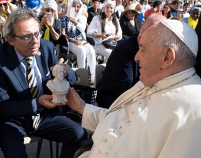 President-elect presents credentials to Pope Francis