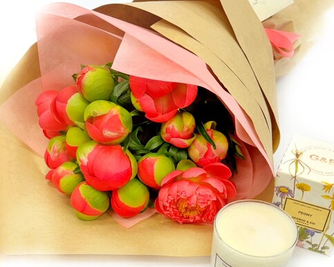 Lush, romantic, and timeless—peonies are beloved for their full, ruffled blooms and soft fragrance.