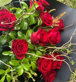 Classic Red Rose Bouquet – Romantic Flowers