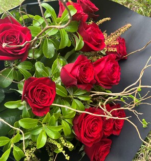 Classic Red Rose Bouquet – Romantic Flowers