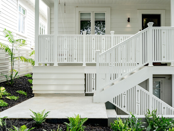 Woodsmith builders worked on a challenging project to build a level pool and lawns. With bespoke decking and interior renovations this was an incredible outcome for the Aukland property