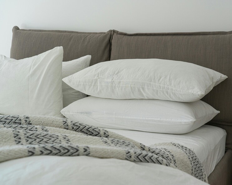 Keep your business looking its best with our professional commercial cleaning services. Whether you need daily office maintenance, a deep clean, or specialized services, we tailor our approach to meet your needs. Our experienced team ensures your workspace is spotless, hygienic, and welcoming&mdash;creating a positive environment for both employees and clients. Trust us to handle the cleaning, so you can focus on running your business.