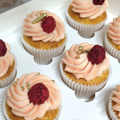 Delicious looking lemon poppyseed cupcakes these have yellow icing with white daisies on top