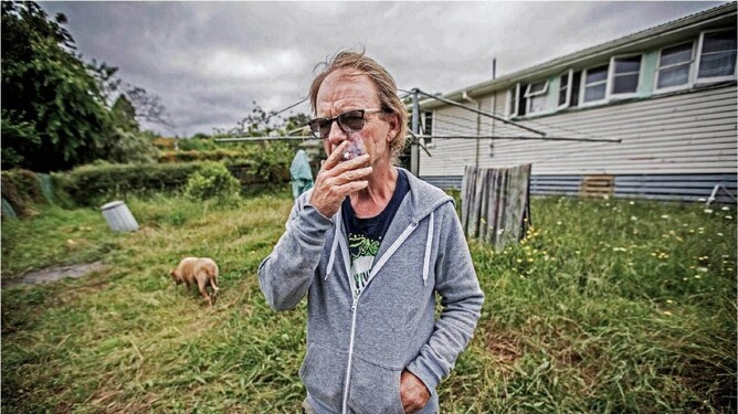 📷: Lawrence Smith/Stuf - The first episode of K Rd Chronicles season two looks at life during the Covid-19 pandemic. Before lockdown, Matthew was living in his car with six dogs.