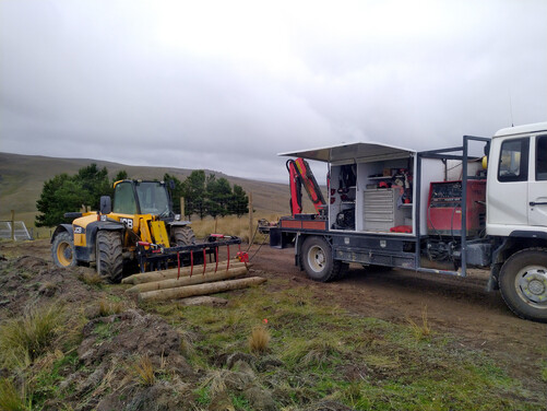 AEM's 'Big Bird' providing on-site hydraulic repair for JCB Telehandler, ensuring efficient 4x4 site access.