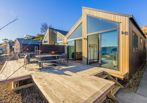 Front Deck Lakefront Accommodation - Taupo New Zealand