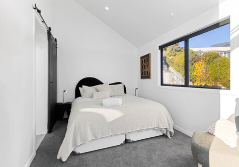 King sized bed -  Accommodation - Taupo New Zealand