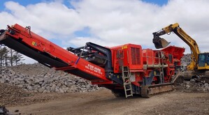 Terex J1175 Jaw Crusher crushing rock