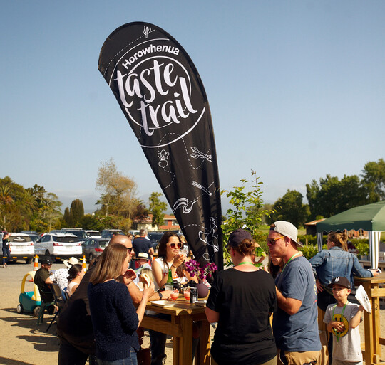 Taste trail tear drop flag