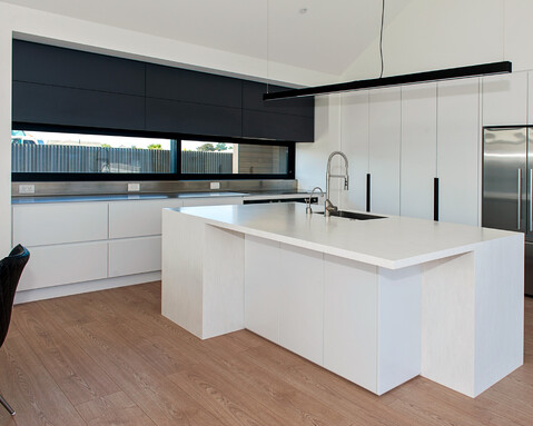 Full view of contemporary Gleniti kitchen, designed by kitchen designer Timaru for a streamlined layout.