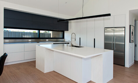 Full view of contemporary Gleniti kitchen, designed by kitchen designer Timaru for a streamlined layout.