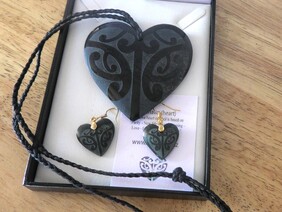 Set Manawa heart Pounamu greenstone necklace and earrings