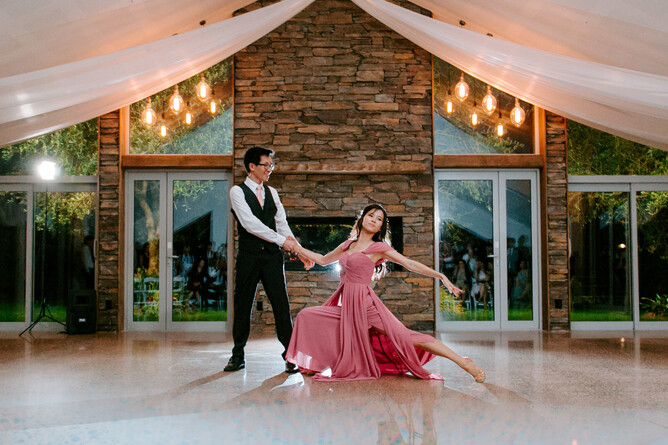 wedding couple dancing