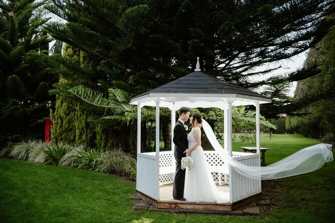 Wedding couple in The Pergola at Markovina Estate in Kumeu, Auckland