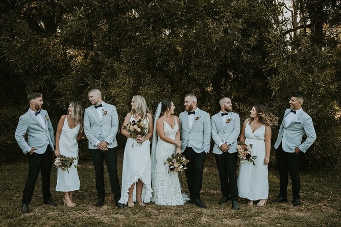 Courtney & Stephen with their groomsmen and bridesmaids