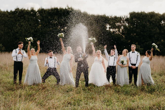 Bridal party summer wedding photography at Markovina Estate in Kumeu