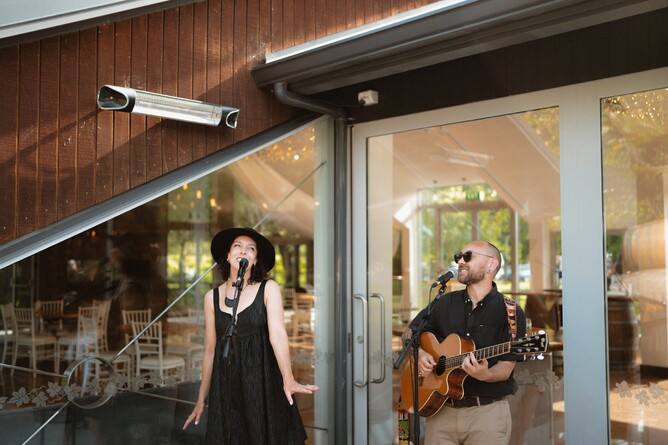 Live wedding singers played during wedding cocktail hour at Markovina Estate in Auckland