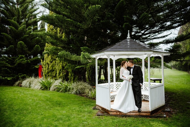 Wedding couple photo at The Pergola at Markovina Estate in Kumeu, Auckland
