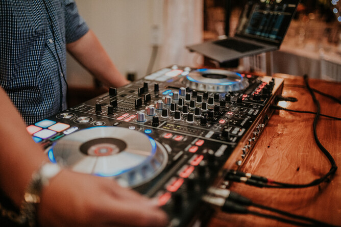 wedding dj