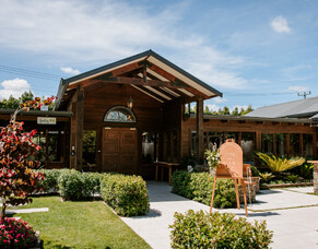 Top Auckland Wedding Photographers who are perfect for your wedding at Markovina Estate