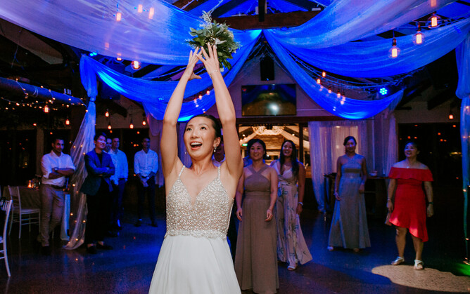 bride throwing the wedding bouquet