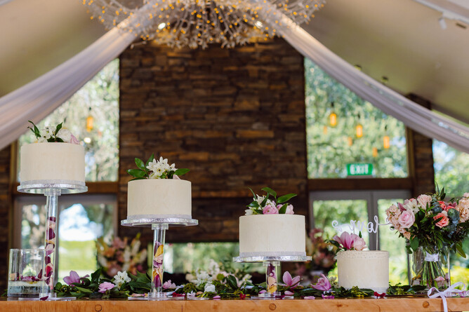 numerous single layer wedding cakes