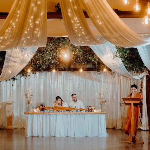 maid of honour giving speech