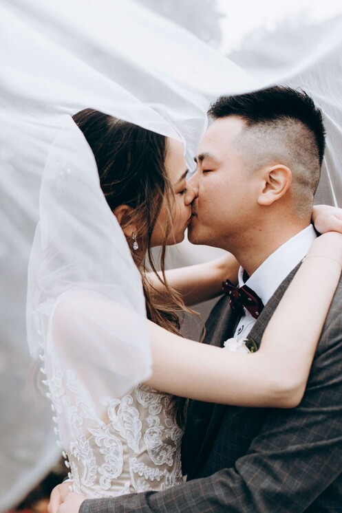 wedding couple kissing