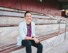 //032 Honey Hireme-Smiler, dual-code sportswoman