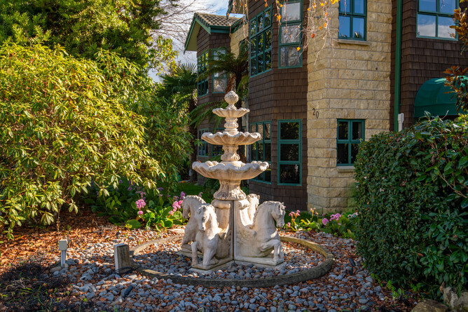 Cambridge Mews Garden with horse water fountain