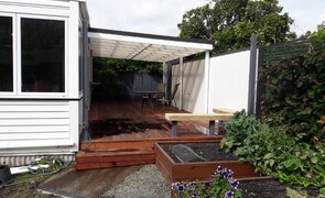 Outdoor Entertaining - Completed deck with pergola, corner seat and fence